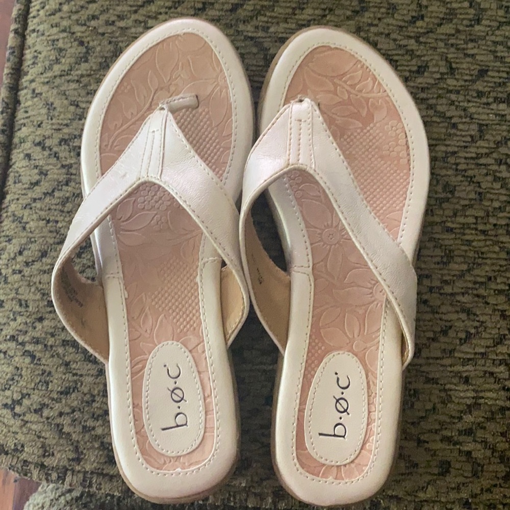 B.o.c. Gold sandals good used condition. Sz 8